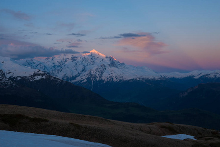 壮观多彩的日落在雪山山顶