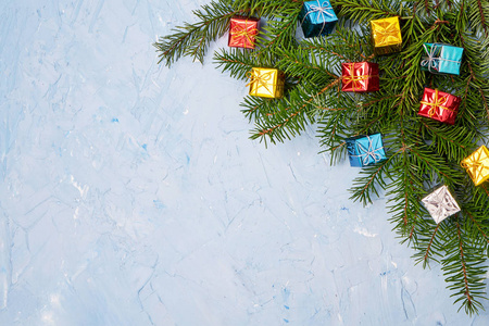 圣诞节冷杉树分支与装饰在蓝色背景。复制空间