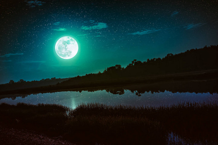 夜空中有满月和许多星星, 宁静自然的背景