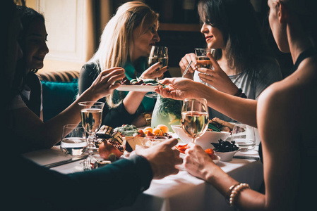 宴会餐桌, 与家人朋友一起在家里或餐馆庆祝。色调图片