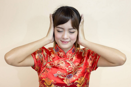 亚洲妇女问候在传统中式或旗袍与手