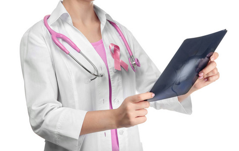 医生与粉红色丝带对白色背景长袍。乳癌意识概念