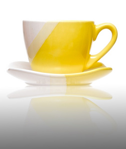 白色背景上的黄色茶杯