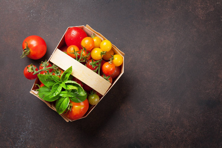 五颜六色的蕃茄在箱子在石桌。带空格的顶部视图
