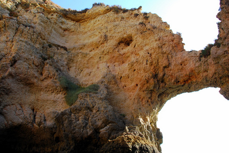 葡萄牙阿尔加维拉各斯悬崖上黄色的洞穴