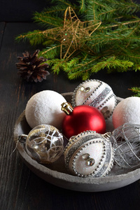 圣诞假期装饰和装饰品在混凝土碗与云杉。新年和圣诞卡背景