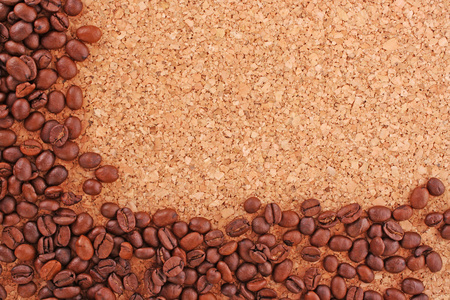 棕色背景上的咖啡粒