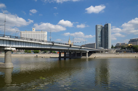 Novoarbatsky 桥的夏天看法, 莫斯科市政厅大厦和俄国联邦的政府议院, 莫斯科, 俄国