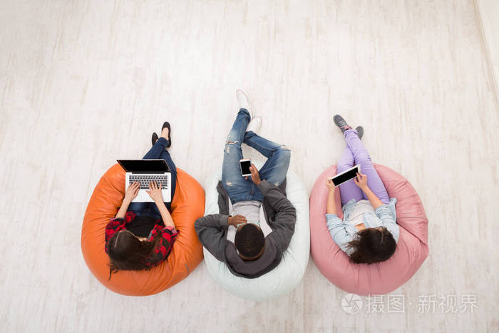 顶视图的不同的人使用智能小玩意