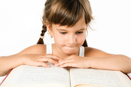 可爱的女孩在一本大书中寻找信息，孤立在Whit上