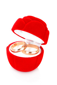 白色背景红色盒子里的结婚戒指