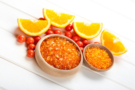 橙色浴盐和成熟水果