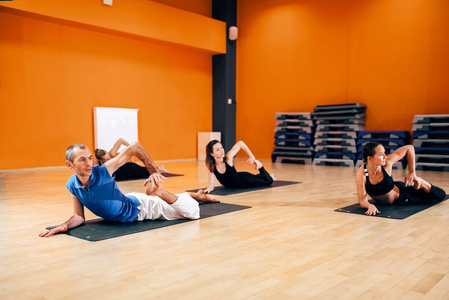 伸展运动, 女性瑜伽小组训练与辅导员, 锻炼在健身房