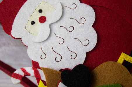 圣诞老人装饰袋铺设在白色的木桌特写