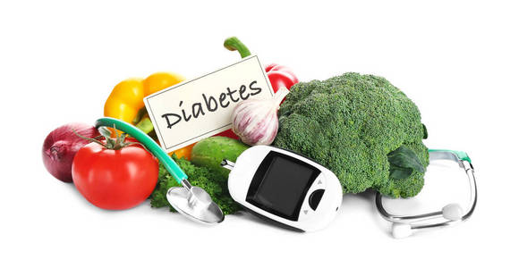 数字血糖和蔬菜在白色背景。糖尿病饮食
