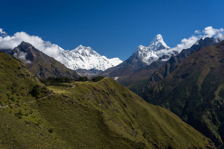 珠穆朗玛峰, 洛子峰, 和 Dablam 山山顶在喜马拉雅山范围