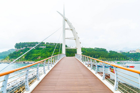 Saeyeongyo Seaseom 和西归浦港口在济州岛之间的桥梁