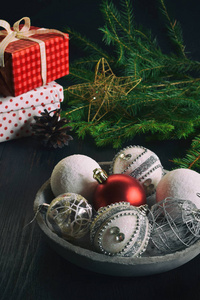圣诞假期装饰和装饰品在混凝土碗与云杉。新年和圣诞卡背景