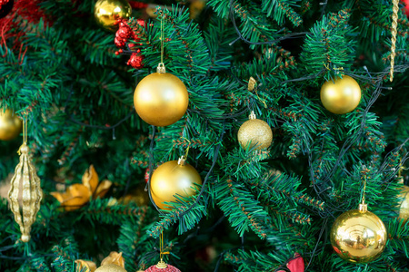 圣诞树上五颜六色的圣诞装饰品