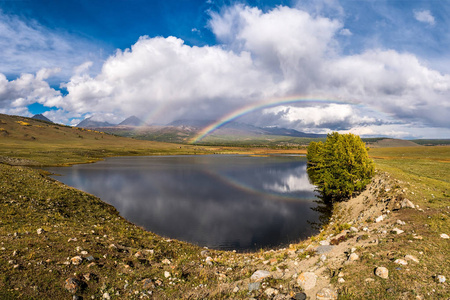 双重彩虹在湖 Huh 巴彦淖尔蒙古
