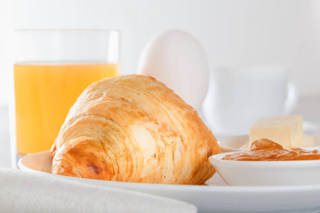 早餐用煮鸡蛋, 羊角面包和果酱和鲜榨果汁