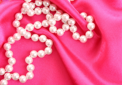 光滑优雅的红色丝绸背景，珍珠