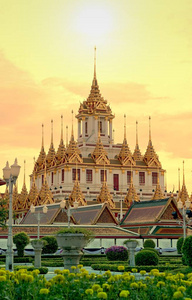 Loha Prasat, 金属城堡覆盖金叶在 W