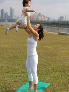 亚洲华人女子户外与她的女婴