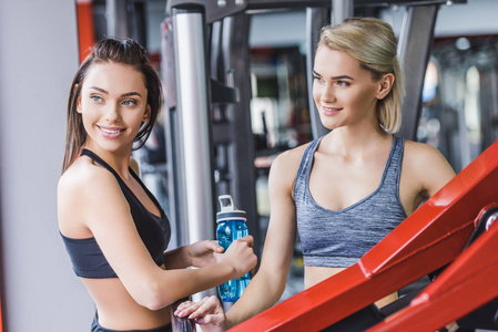 体育的女性在健身房锻炼后放松的微笑
