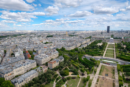 巴黎包括 Champ de Mars 和荣军的视图