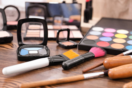 梳妆台上专业化妆师的装饰性化妆品和工具