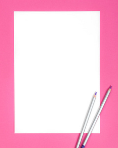 模仿。粉红色背景的绘画工具 水彩纸和铅笔。垂直