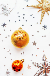 圣诞节和新年假期的背景装饰和灯泡。银色和金色闪亮的球, 雪花和星星五彩纸屑。平躺, 顶部视图