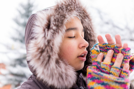 美丽的中东女孩在雪