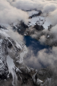 云层之上的空中崎岖的风景