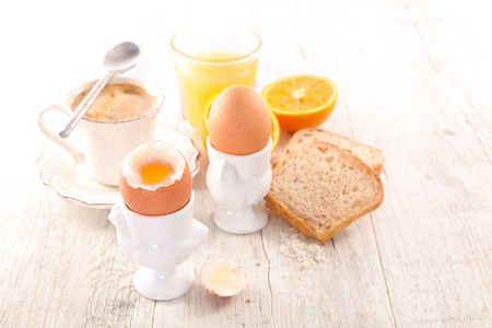 鸡蛋和果汁一起吃早餐