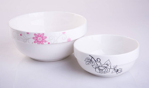 碗或背景上的陶瓷碗