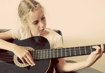 小女孩学会弹吉他