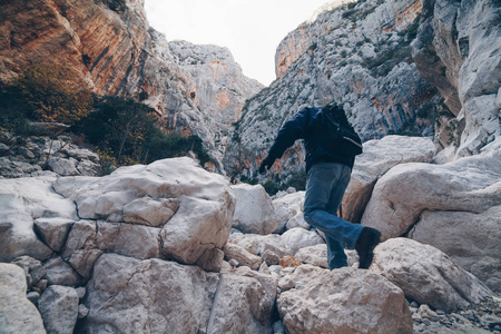 老人徒步旅行 insdide 在欧洲最深的峡谷活动
