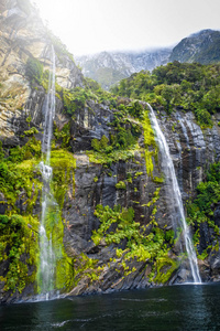 瀑布在米尔福德音湖, 新西兰