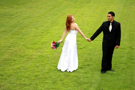 绿色的草坪上新郎和新娘