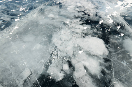 贝加尔湖的冰。冻浮冰和裂缝