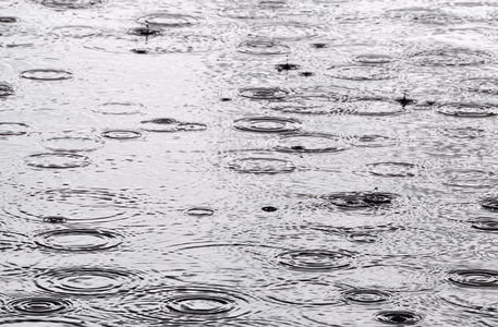 雨在水表面