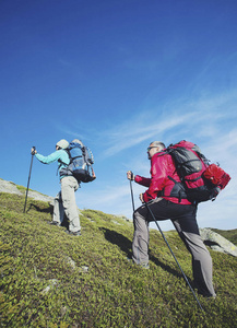 带着背包和帐篷夏天登山活动