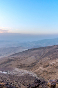 垂直相片魔术早晨日出和美丽的阳光在犹太南沙漠在以色列