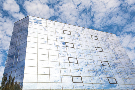 现代建筑用玻璃做的是站在蓝色的多云的天空背景。左的视图