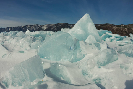 在冰的贝加尔湖上一段旅程, 的冬天雪场蓝色山包的黎明