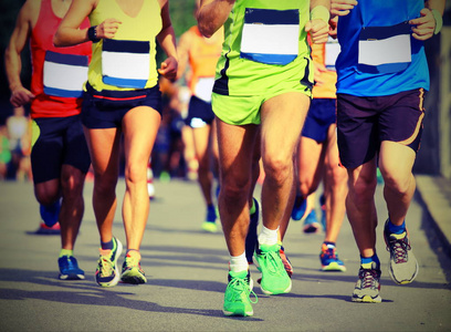 赛跑者奔跑快速在赛跑期间与复古作用