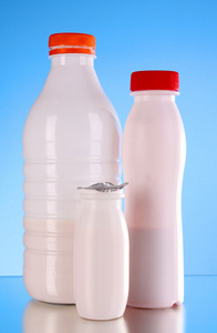 瓶牛奶在蓝色背景