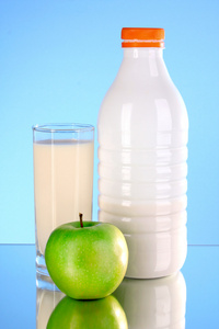 瓶牛奶和苹果在蓝色背景